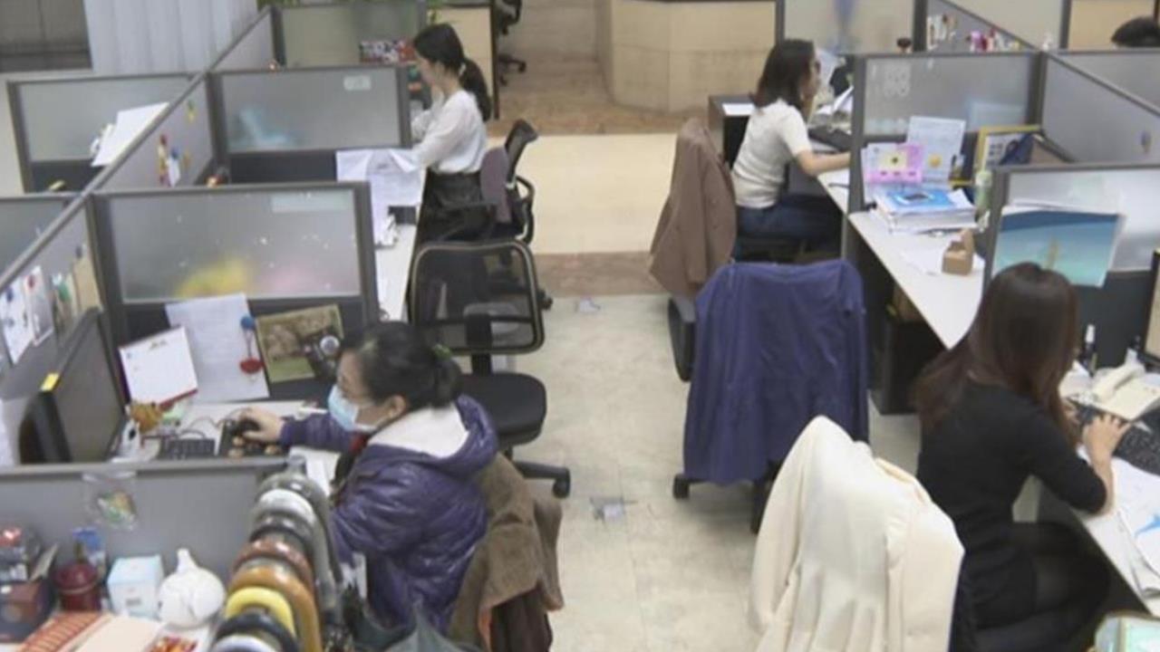 女員工「早40分鐘上班」竟然不行?硬打卡19次被老闆炒魷魚!