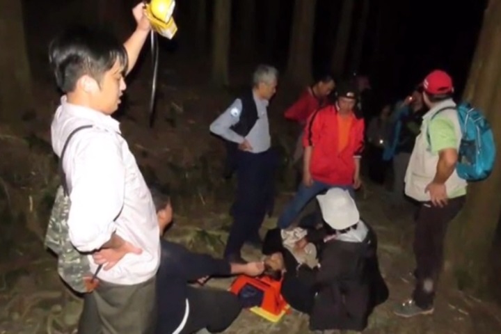登觀霧步道男子疑中風 救難人員急搶救