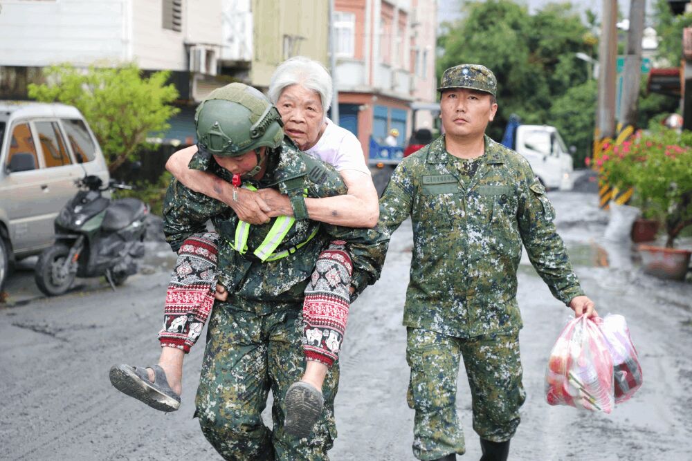 光復鄉災民泡水仰頭呼吸　泥水煉獄驚喊「像海嘯來襲過」