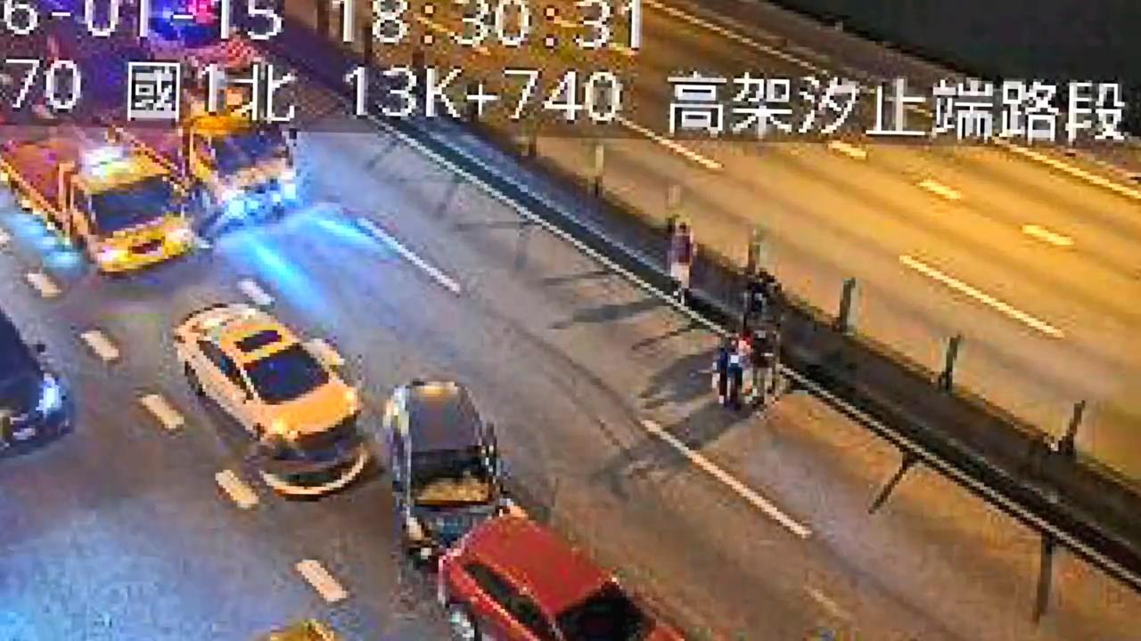 快新聞／國1高架5車撞成一團　自小客翻車女駕駛受傷