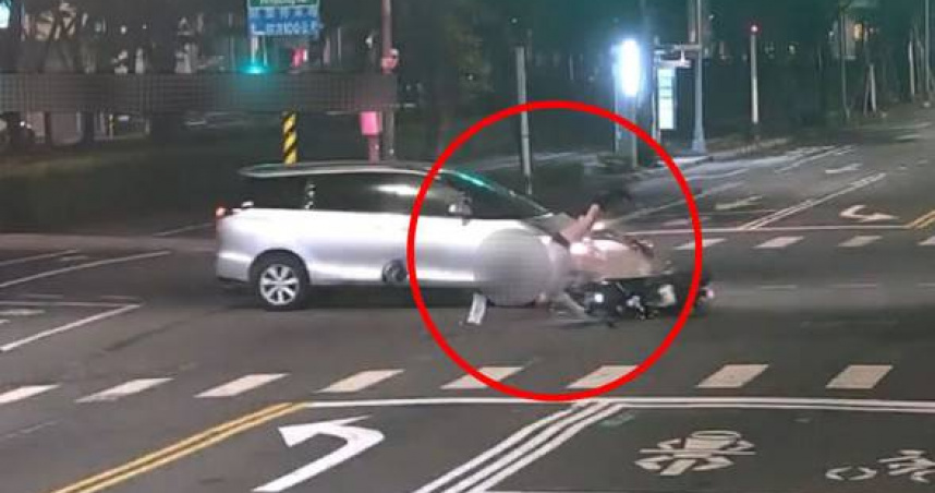 深夜驚魂!高雄休旅車「爆衝闖紅燈」 長腿女騎士空中連翻秒倒地