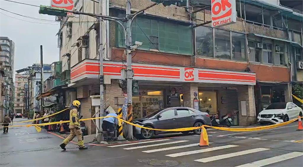 快新聞／基隆市區瀰漫瓦斯味！轎車撞斷瓦斯管　駕駛肇逃追捕中