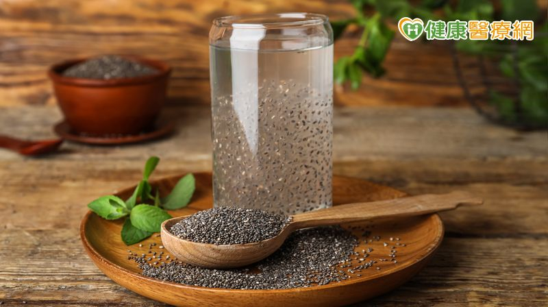 奇亞籽要咬碎還是直接吞？營養師解答：「多做1件事」助吸收