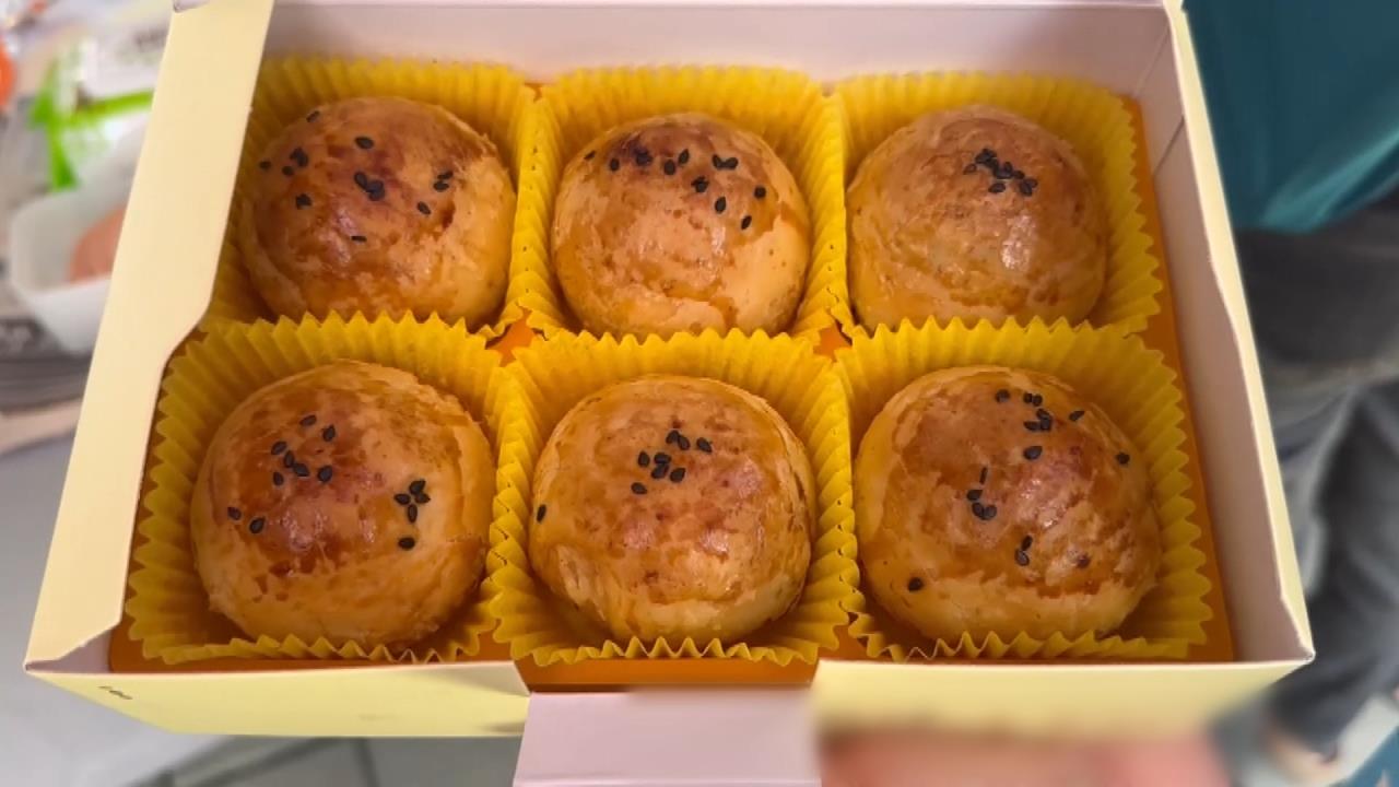 衝著名店蛋黃酥而來! 　民眾挽袖捐熱血