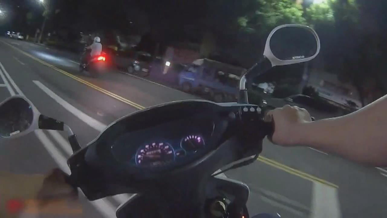 抓你剛好！騎士無視警察　直接闖紅燈違規被逮