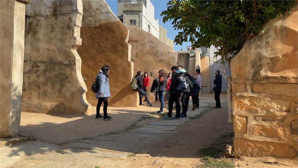 沙美老街頹屋政府推加固工程磚瓦紅牆被遮蓋 民眾嘆：抹滅傳統