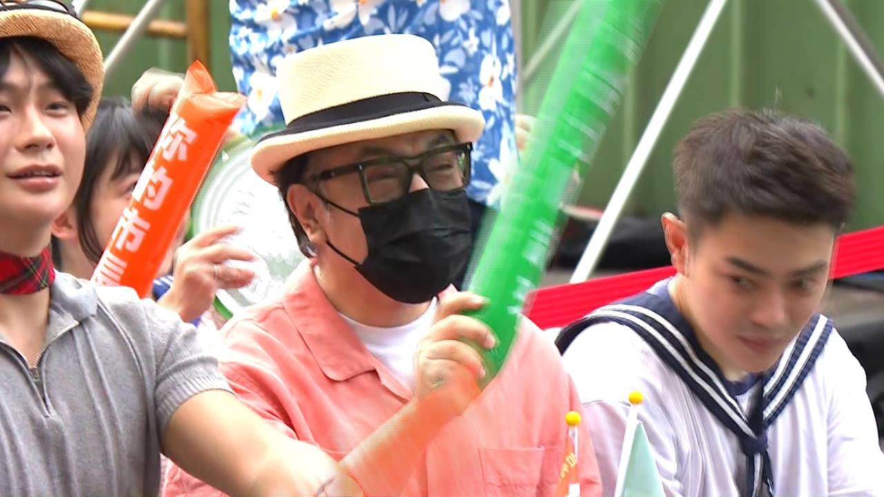 挺洋流？　一身橘衣驚喜現身　　蔡康永低調現身沈伯洋競選總部揮棒加油
