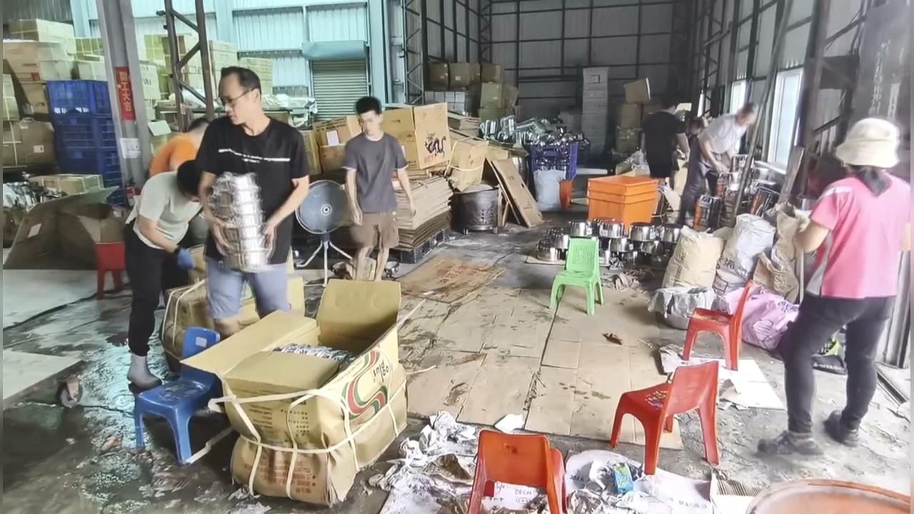 暴雨襲擊! 台南太乙工業區一度慘淹 志工暖心救援助善後