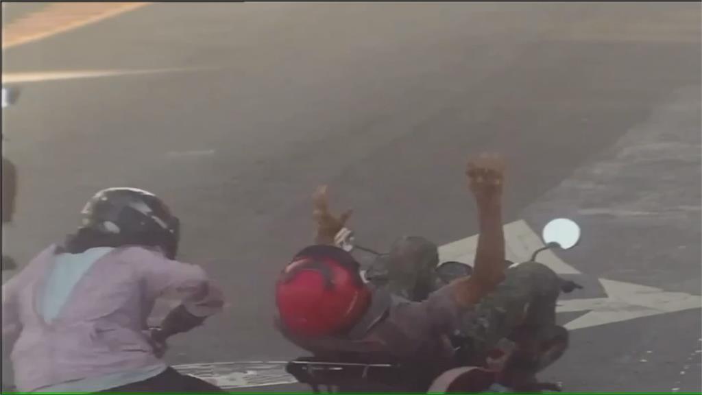 高雄機車連環撞！　2機車碰撞波及3輛機車、釀5人受傷