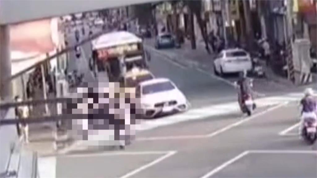 尪載妻回家天人永隔! 公車追撞妻「捲入車底」不治