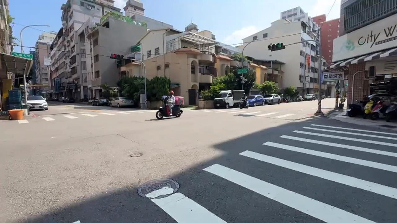 誤會？！台中男疑持刀過馬路　機車騎士全程直擊