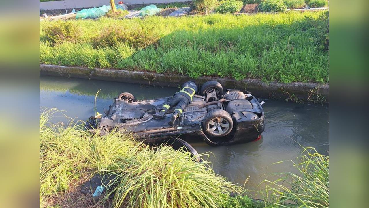 宜蘭七張路段轎車撞護欄翻車!里長曝:此路段車禍頻傳