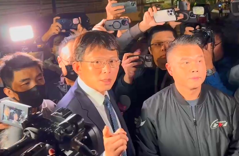 柯文哲遭起訴北院開接押庭　黃國昌帶小草進入旁聽