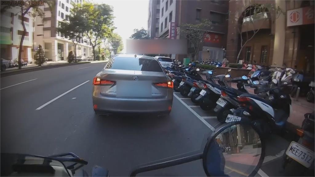 駕駛用「鈔能力」違規併排停車！騎士好心提醒竟被反嗆：叫小賀a