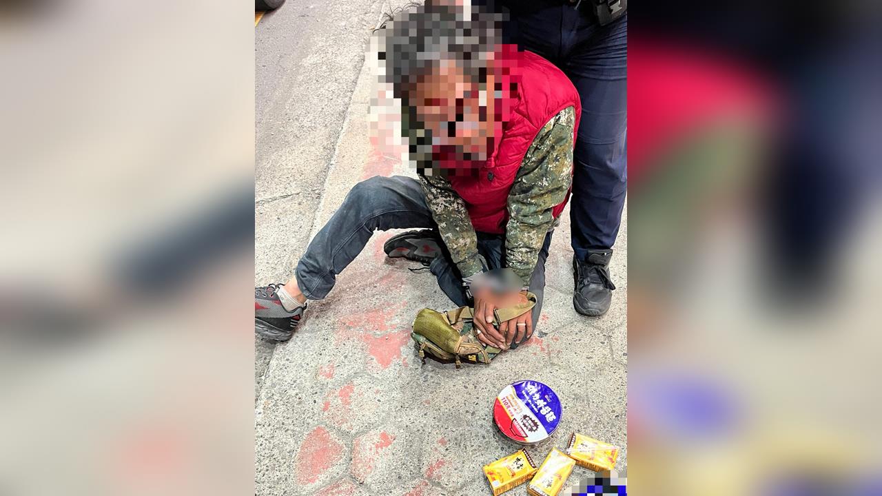 娃娃機店泡麵飲料被偷　員工壓制嫌犯　老闆選擇不追究　真相曝光！