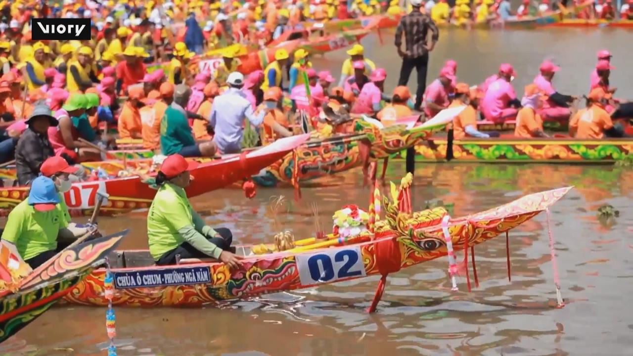 越南芹苴市高棉族社區　熱鬧舉行拜月節龍舟慶典