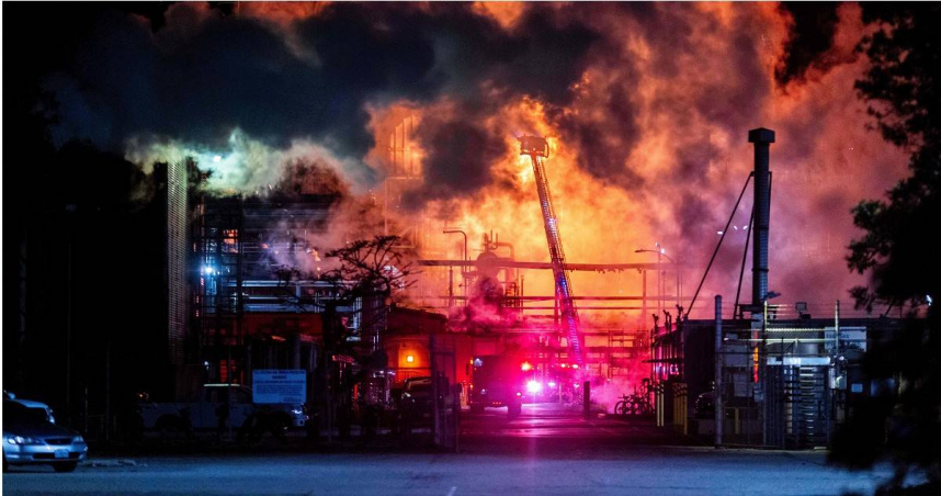 爆炸巨響震動南加州！煉油廠驚爆大火「烈焰高達91公尺」　居民以為核爆了