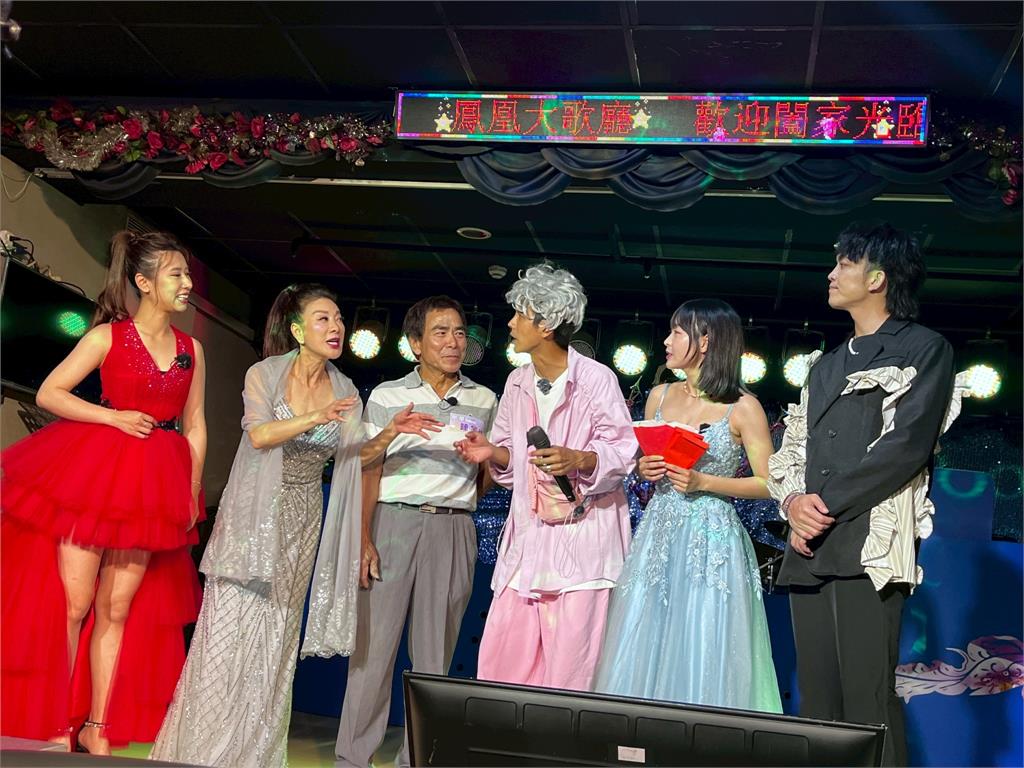 《綜藝新時代》籃籃性感紅包場唱歌！被老闆欽點留下改取藝名「高冷籃妃」