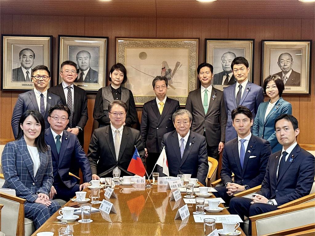 林右昌率團訪日 與自民黨友人笑談12強賽事