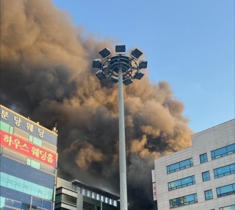 快新聞／南韓怎麼了？8樓商辦大樓火警「傳多人受困」　濃煙狂竄畫面曝