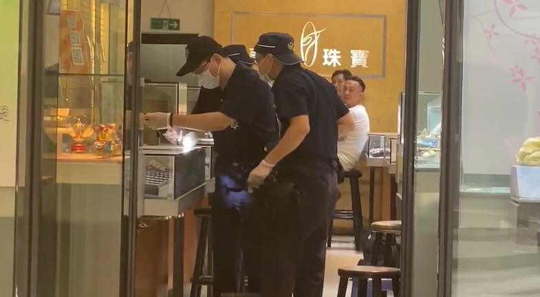 快新聞／中壢某銀樓遭搶走1條金項鍊 警方全力追緝犯嫌中