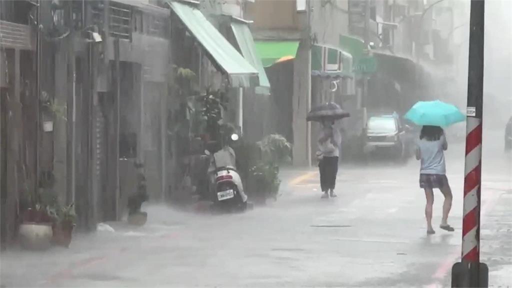 雨襲南台灣「這1天」才趨緩!粉專曬圖「大遍全紫爆」示警:雨水含量已飽和