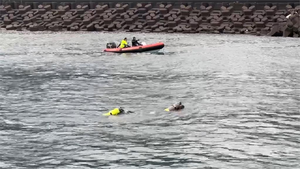 外木山漁港汽車衝入海　警消潛水搜救「駕駛仍失聯」
