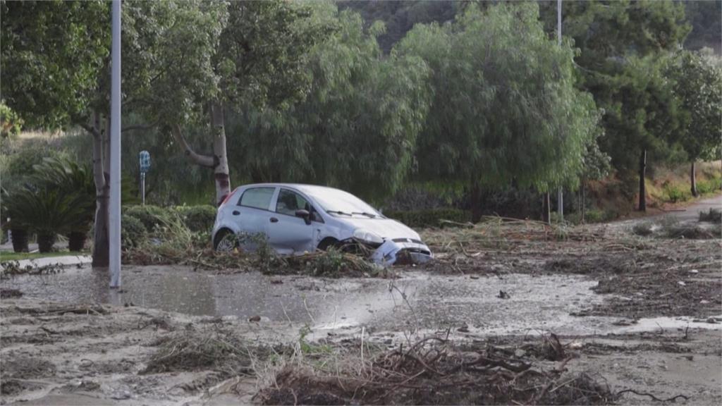 希臘羅德島暴雨災情慘　住家、道路毀損　民眾忙清淤泥