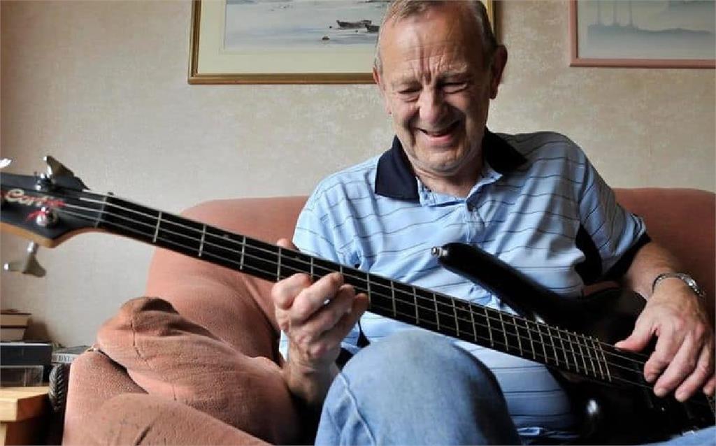 快新聞／曾任披頭四低音吉他手　英音樂家紐比辭世「享壽81歲」