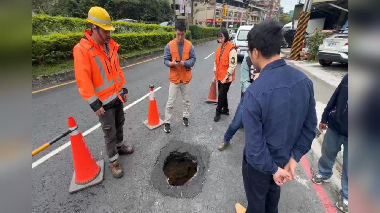 基隆基金三路現天坑！　「舊排水系統側壁破損」釀禍
