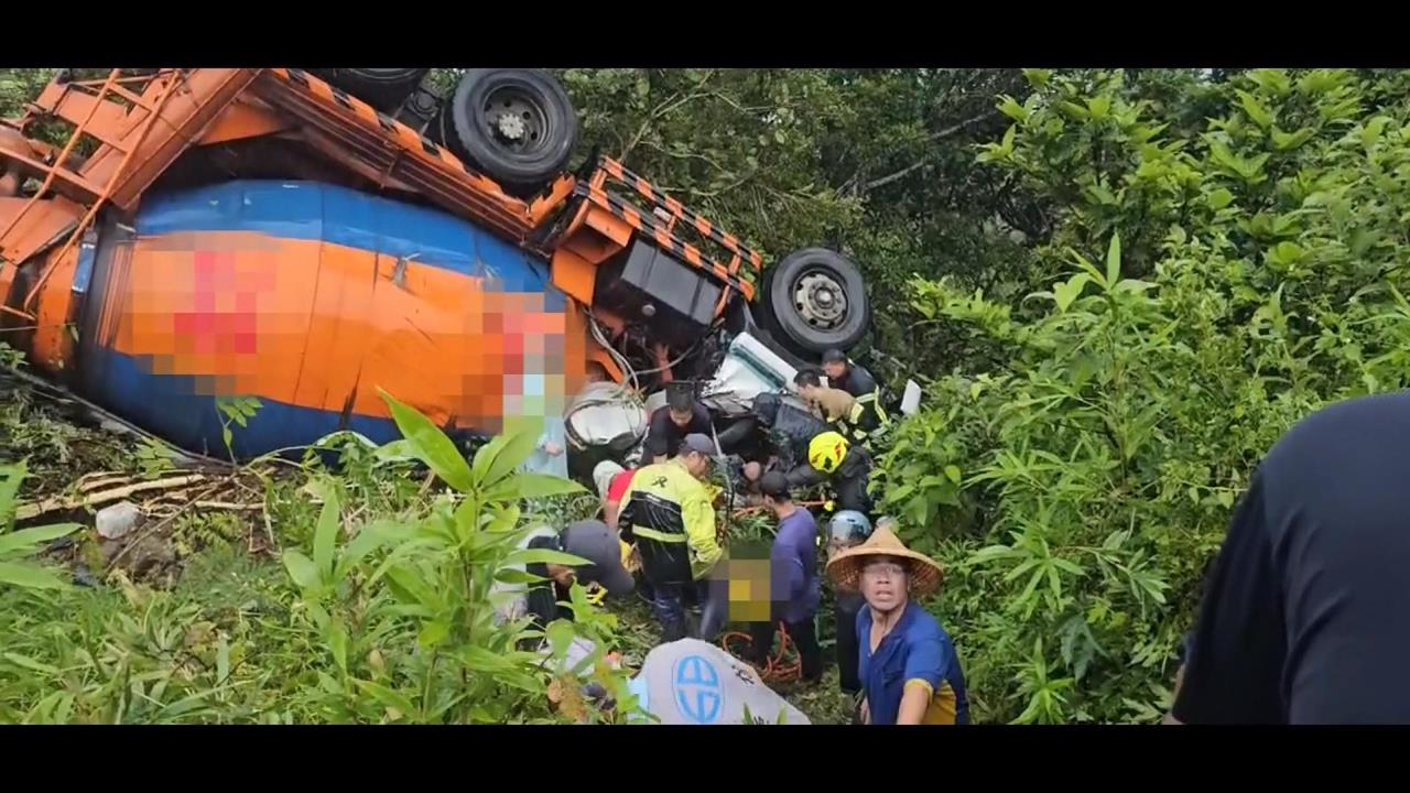天雨路滑！　花蓮預拌水泥車「翻落邊坡」　「四輪朝天」駕駛受困１小時獲救