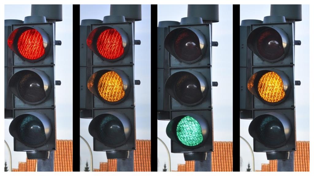 紅綠燈為何總是「紅黃綠」？醫揭3階段變化　原始配色藏1致命缺點