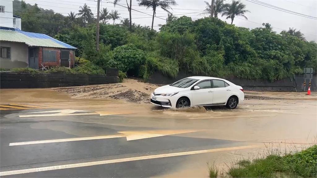 丹娜絲大豪雨猛灌！　台東金峰鄉產業道路成小溪流