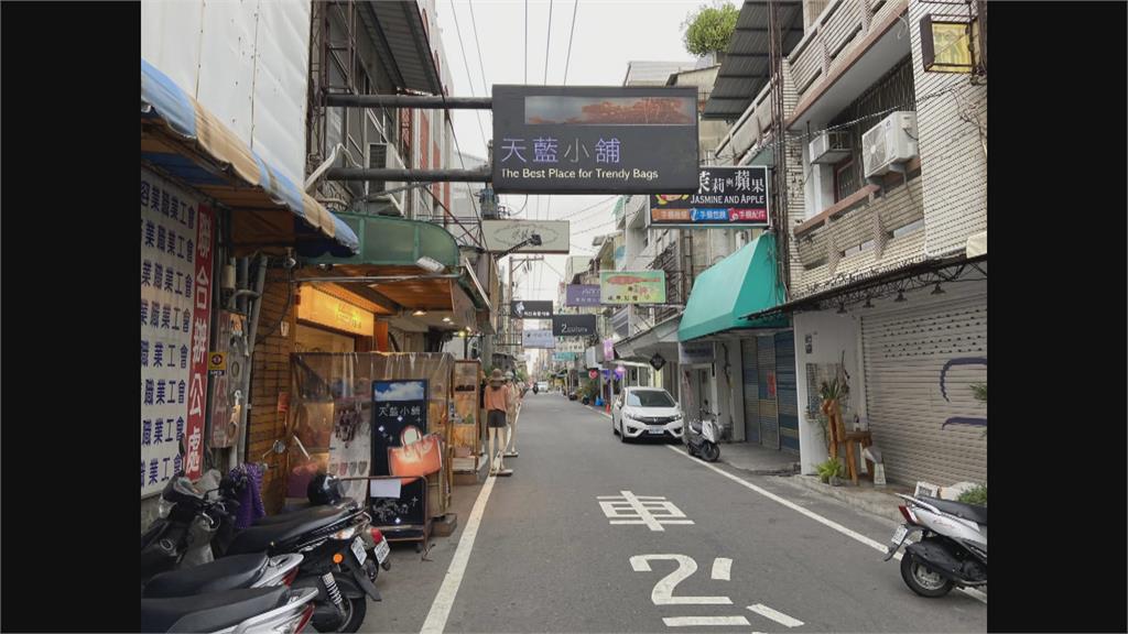 刷新三觀！廣告招牌凸到路中 若發生火災 雲梯車過不了