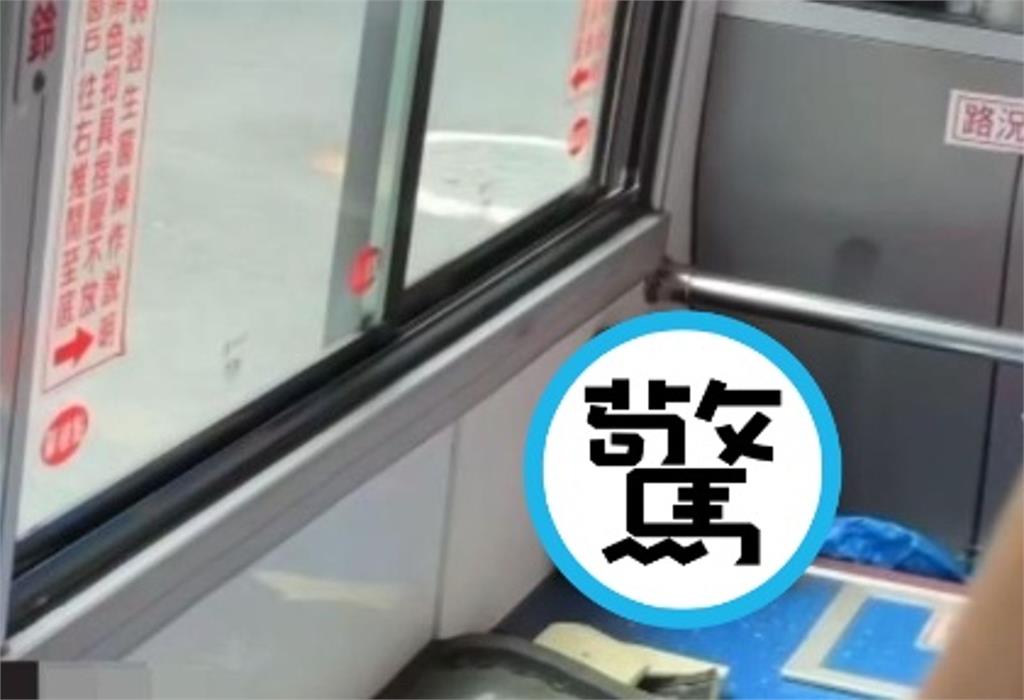 驚見公車駕駛後方「掉一顆人頭」 他嚇醒狂拍照!原來真相超爆笑