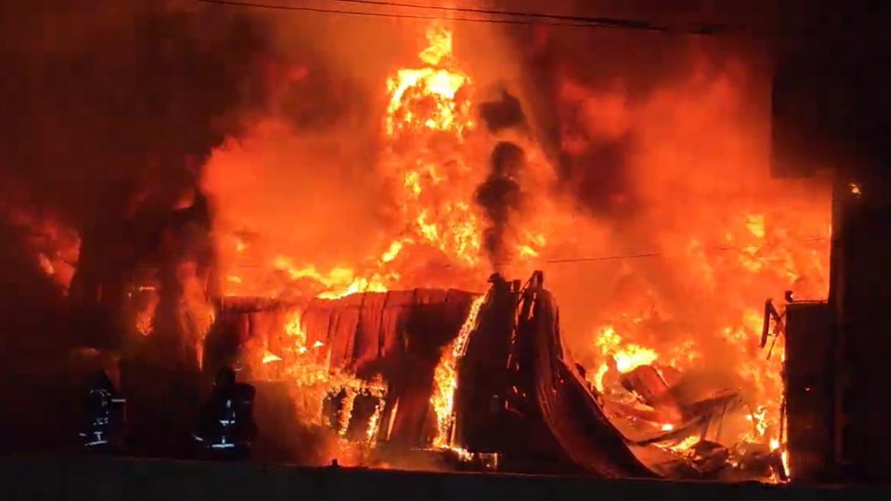 快新聞/恐怖!新北八里1木材廠凌晨爆猛烈大火 煉獄景象曝光了