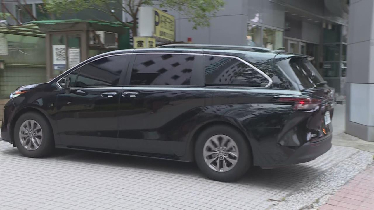 快新聞／跟隨沈伯洋腳步　蔣萬安偕妻現身中廣接受王偉忠專訪
