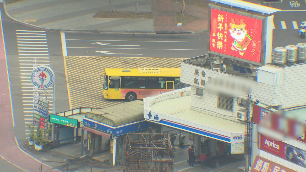 獨家直擊！公車懶找車位　「臨停槽化線」故態復萌