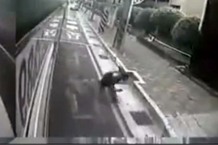 公車還沒停好就開門 少年慘摔司機竟直接開走