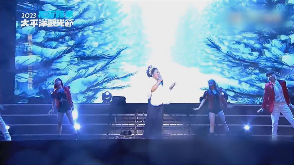 跨年花蓮孔雀裝華麗開屏現身 白冰冰唱神曲「First Love」全場驚呆