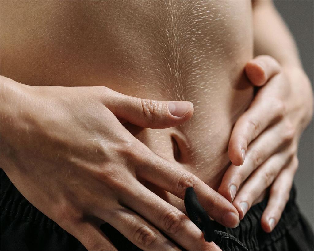 吃完飯坐不了！她嚴重脹氣「每天罰站2小時」   醫揭關鍵原因