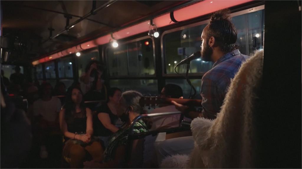 巴西「帶輪子的文化中心」　公車成藝術表演空間紓解通勤壓力