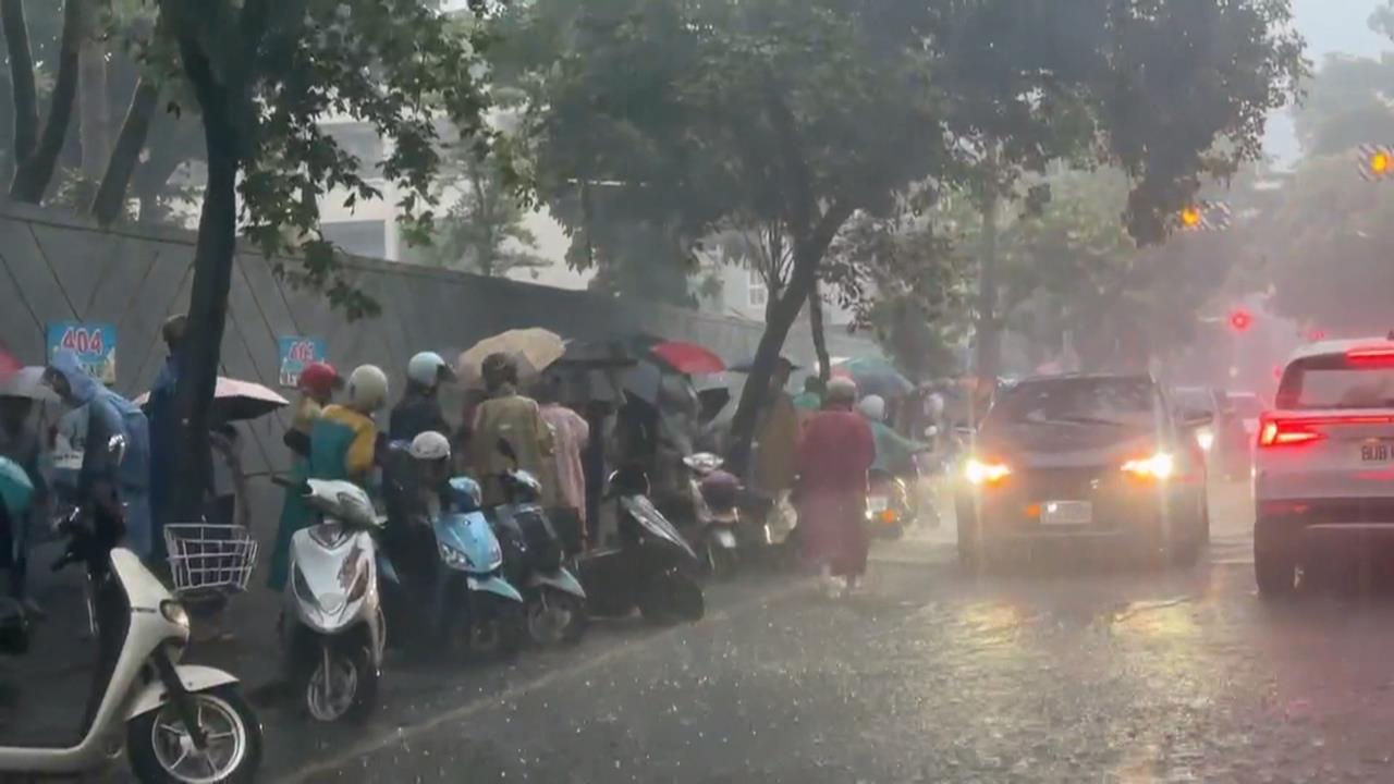 暴雨馬路急流如小河　家長接小朋友放學超狼狽