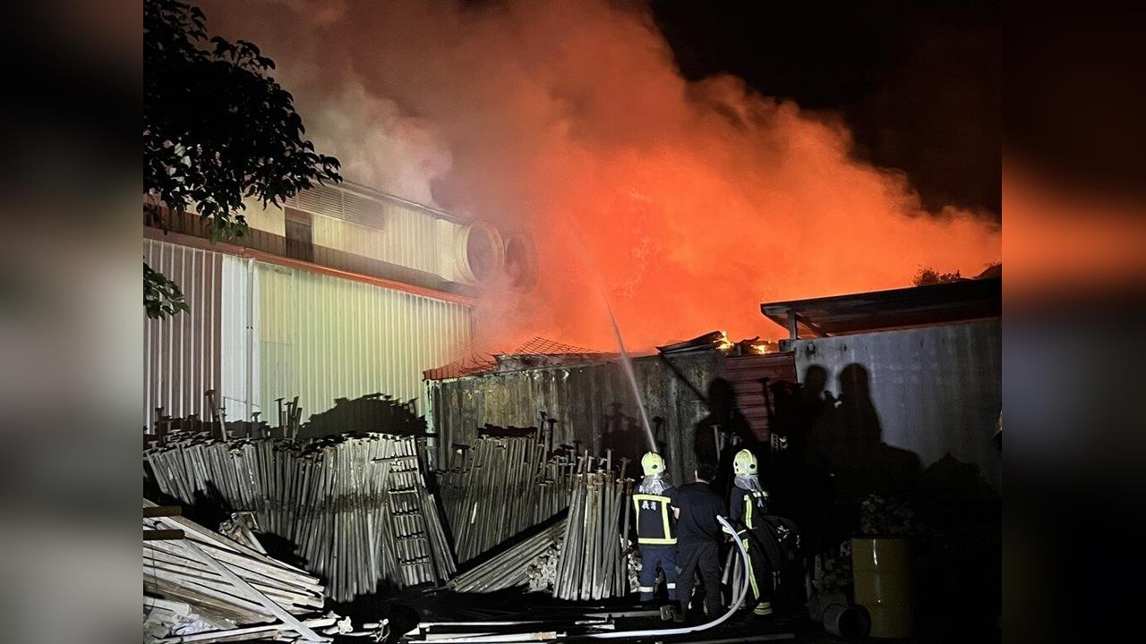 竹北資源回收站竄火勢「濃煙沖天」 竹縣府籲空氣品質不佳「快關窗」