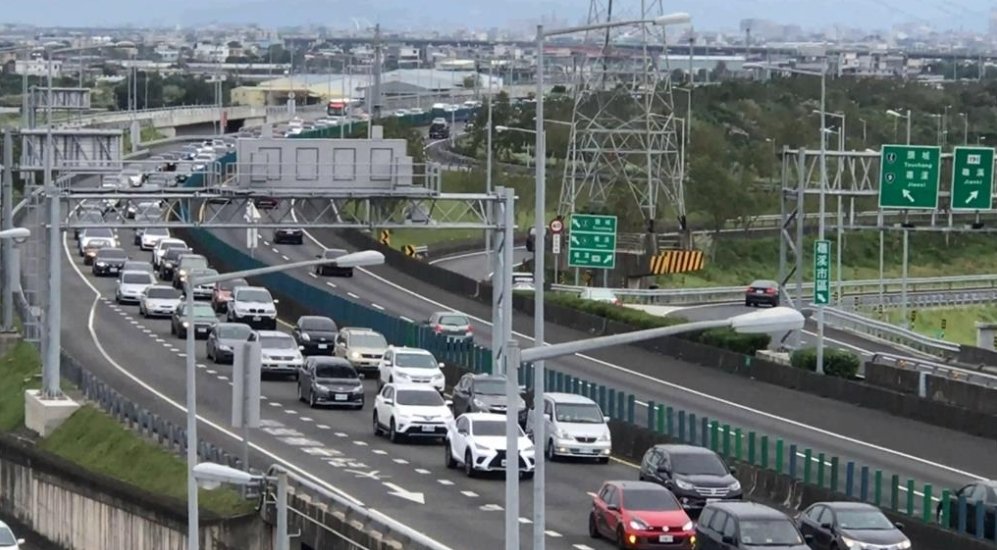 國1南下新竹路段「紅爆」龜速行駛　高公局揭未來4小時壅塞路段！