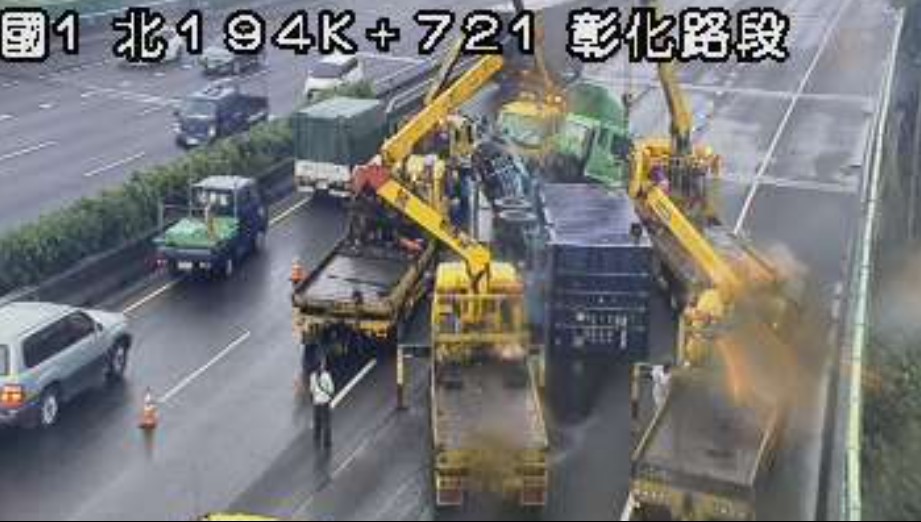 快新聞/疑天雨路滑釀聯結車翻覆! 國1彰化路段後方回堵7公里