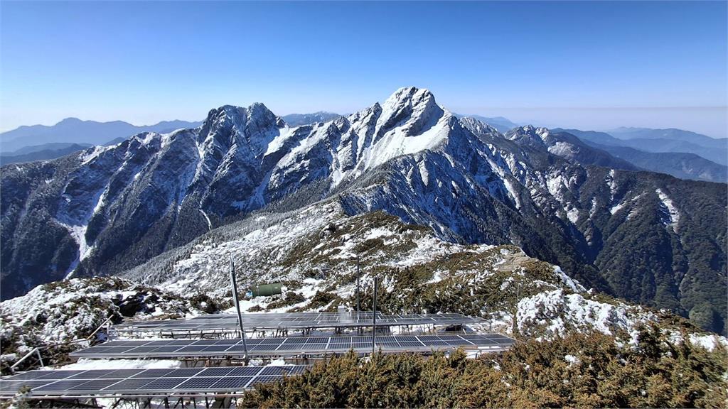 快新聞／玉山再降3月雪「絕美銀白仙境曝光」　史上降雪最晚紀錄超驚人