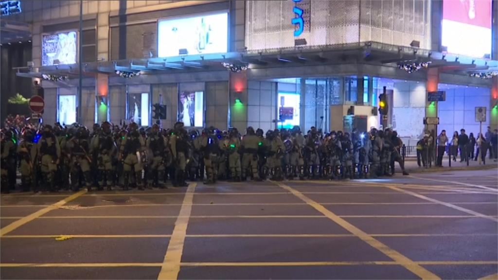 香港「和你唱」示威爆衝突 便衣警拿警棍見人就打