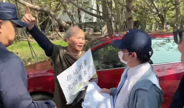 台中黎明幼兒園案拆除前測量　負責人擋車被架離