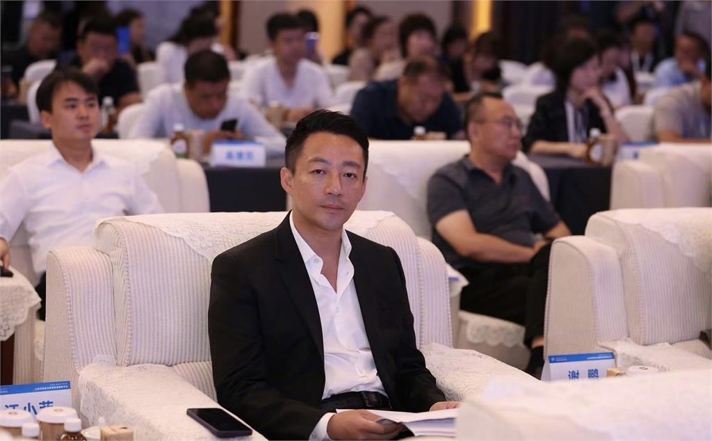 嗆具俊曄沒把大S照顧好!汪小菲疑「街頭下跪」全被拍…全網看傻:演技好差